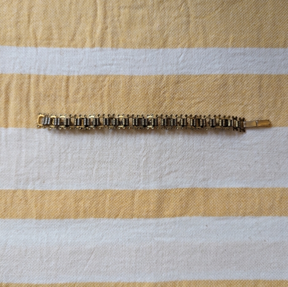 VINTAGE gold toned bracelet with intricate rose details- Excellent Condition - Picture 4 of 4